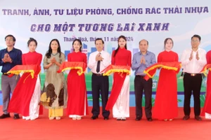 Các đại biểu cắt băng khai mạc “Triển lãm tranh, ảnh, tư liệu phòng, chống rác thải nhựa cho một tương lai xanh”.