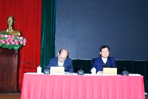 Ông Nguyễn Quang Hải (phải), Phó Chủ tịch HĐND tỉnh và ông Lê Văn Nam, Phó Giám đốc Sở Thông tin và Truyền thông Thanh Hóa chủ trì họp báo.