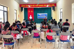 Lớp xóa mù chữ cho người dân ở bản Ón, xã Tam Chung (Thanh Hóa). Ảnh: Tuấn Bình