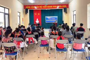 Lớp xóa mù chữ cho người dân ở bản Ón, xã Tam Chung (Thanh Hóa). Ảnh: Tuấn Bình