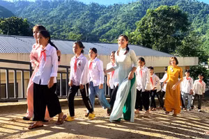 Cô và trò Trường PTDTBT-THCS Trung Lý, huyện Mường Lát (Thanh Hóa) trong niềm hân hoan ngày tựu trường.