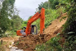 Máy móc đang nỗ lực san gạt đất để thông đường từ xã Tam Lư vào xã biên giới Tam Thanh.