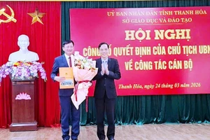 Ông Đầu Thanh Tùng - Phó Chủ tịch UBND tỉnh trao Quyết định và tặng hoa Phó Giám đốc Sở GD&ĐT Thanh Hóa.