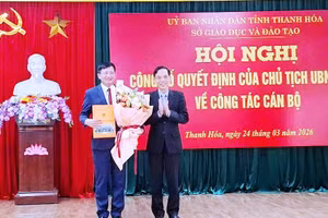 Ông Đầu Thanh Tùng - Phó Chủ tịch UBND tỉnh trao Quyết định và tặng hoa Phó Giám đốc Sở GD&ĐT Thanh Hóa.