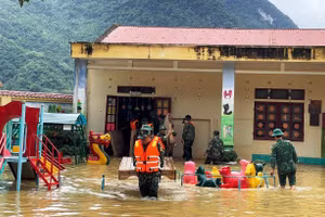 Bộ đội giúp nhà trường di chuyển đồ dùng, thiết bị học tập.