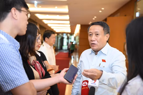 Ông Hà Sỹ Đồng trả lời báo chí.