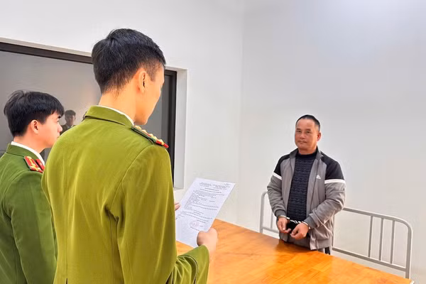 Đoàn Văn Sáng (áo xám) tại cơ quan Công an.