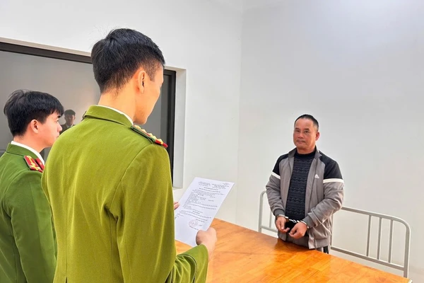 Đoàn Văn Sáng (áo xám) tại cơ quan Công an.