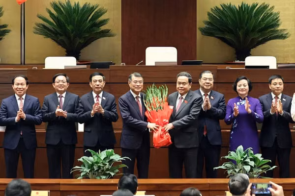Chủ tịch Quốc hội Trần Thanh Mẫn tặng hoa chúc mừng Thủ tướng Lê Minh Hưng, và 6 Phó Thủ tướng Chính phủ nhiệm kỳ 2026-2031.