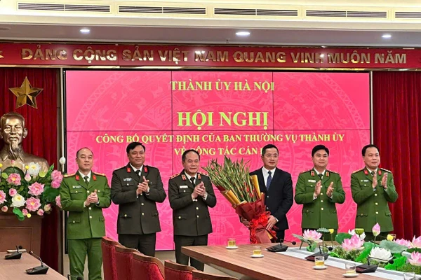 Ban Giám đốc Công an thành phố Hà Nội chúc mừng Thiếu tướng Nguyễn Thành Long nhận công tác mới.