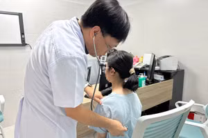 Bác sĩ tái khám cho bệnh nhân. Ảnh: BVCC