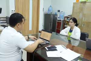 Bị can trong đường dây lừa đảo (bên phải) khai nhận với cơ quan chức năng. Ảnh: Công an tỉnh Bắc Ninh