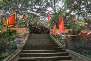 Di tích đền Sinh - đền Hóa tọa lạc lưng chừng núi Ngũ Nhạc.