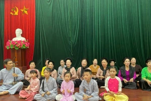 Hoạt động truyền dạy hát xẩm tại câu lạc bộ. Ảnh: NVCC.