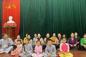 Hoạt động truyền dạy hát xẩm tại câu lạc bộ. Ảnh: NVCC.