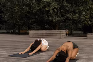 Các bạn trẻ tự chữa lành bằng những phương pháp ít tốn kém như yoga, thiền. Ảnh: ITN