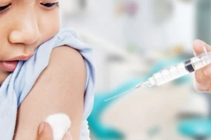 Trẻ cần được tiêm phòng vắc-xin đầy đủ và đúng lịch để giảm nguy cơ mắc bệnh. Ảnh minh họa: INT