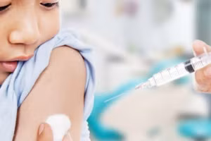 Trẻ cần được tiêm phòng vắc-xin đầy đủ và đúng lịch để giảm nguy cơ mắc bệnh. Ảnh minh họa: INT