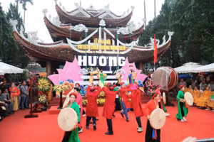 Hàng nghìn du khách thưởng thức các tiết mục văn hóa truyền thống tại Lễ khai hội Du lịch Chùa Hương năm 2026. Ảnh: Hà Trang.