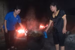 Nhiều cơ sở làm bánh lá ở làng Quỳnh Viên đỏ lửa từ lúc nửa đêm để làm bánh.