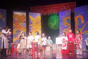 Các em nhỏ thích thú tham gia trạm trải nghiệm 'Tích tịch tình tang'. Ảnh: Bình Thanh.