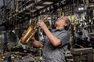 Nghệ nhân Nguyễn Văn Cường là người hiếm hoi vừa thành thạo cách chơi, vừa giỏi chế tác, sửa chữa kèn đồng. Ảnh: Vân Anh