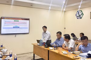 Đại diện nhóm nghiên cứu báo cáo kết quả đề tài tại buổi nghiệm thu.