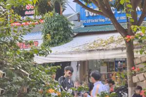 Học sinh THPT tại phường Tân An, Đắk Lắk hút thuốc trước khu vực một trường học trước giờ vào lớp. Ảnh: Thành Tâm