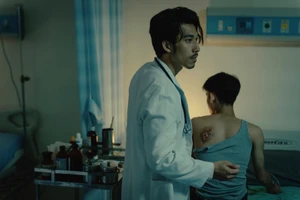 Liên Bỉnh Phát trong phim 'Bác sĩ tha hương' - vai diễn được trao giải Nam diễn viên chính tại giải Kim Chung (Golden Bell Award) lần thứ 60 của truyền hình Đài Loan. Ảnh: NVCC