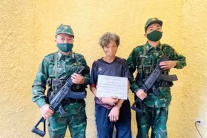 Mùa A Giàng bị lực lượng biên phòng bắt giữ.