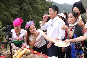 Người dân xã Sìn Hồ (Lai Châu) livestream cùng nhau bán sâm đất. Ảnh: INT