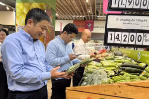 Lãnh đạo Sở Công Thương TPHCM và các ban ngành giám sát, kiểm tra hàng hóa tại siêu thị. Ảnh: Phương Uyên