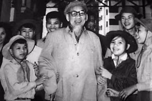 Bác Hồ với thiếu nhi trong Đoàn Dũng sĩ miền Nam ra thăm miền Bắc, ngày 13/2/1969. Ảnh: Tư liệu/TTXVN.