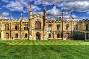 Đại học Cambridge, Anh thu hút khoảng 20 nghìn đơn đăng ký mỗi năm.