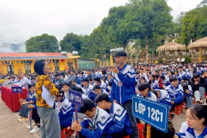 Cô trò cùng tương tác, trao đổi trong không khí cởi mở tại buổi truyền thông về phòng, chống tác hại thuốc lá. Ảnh: NTCC