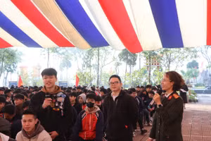 Sinh viên Trường Cao đẳng nghề Kỹ thuật Công nghệ (Hà Nội) chia sẻ hiểu biết của mình về tác hại của thuốc lá. Ảnh: NTCC