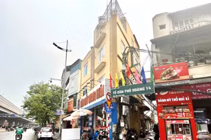 Ngôi nhà số 566 phố Trần Cung, đoạn ngã ba Trần Cung - Phạm Văn Đồng (quận Bắc Từ Liêm) xây kiên cố 4 tầng với hình dạng tam giác. Ảnh: HNM