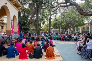 Chương trình 'Kể chuyện làng' thu hút đông đảo công chúng.