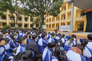 Học sinh THPT Tam Dương II được tuyên truyền về các hình thức lừa đảo, xâm hại trên không gian mạng.