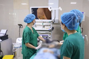 Các bác sĩ đưa thành công dị vật ra khỏi cơ thể bệnh nhi. Ảnh: BVCC