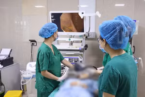 Các bác sĩ đưa thành công dị vật ra khỏi cơ thể bệnh nhi. Ảnh: BVCC