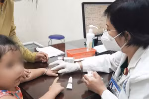 ThS.BS Đặng Thị Hồng Phượng - Phòng Kế hoạch tổng hợp, Bệnh viện Da liễu TPHCM thăm khám cho bệnh nhi bị chốc.