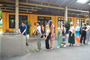 Khách nước ngoài qua cổng soát vé điện tử tại Khu Di tích Chủ tịch Hồ Chí Minh tại Phủ Chủ tịch. Ảnh: DL.