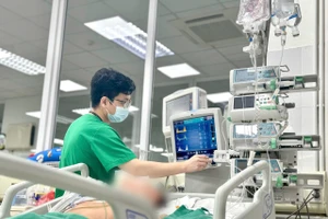 Bệnh nhân không thể tự ăn uống hay vận động. Ảnh: BVCC