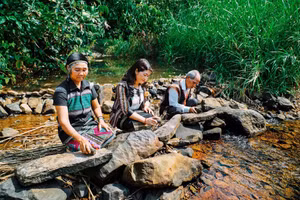 Nghệ nhân kiểm tra âm thanh các phiến đá trong thiên nhiên. Ảnh: Bảo tàng Đắk Nông.