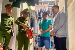 Lực lượng chức năng quận Cầu Giấy (Hà Nội) đến tuyên truyền, vận động chủ nhà trọ đảm bảo PCCC.
