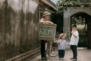 Xe bán kem trên đường làng đưa ta về khoảng trời tuổi thơ ăm ắp kỷ niệm. Ảnh minh họa: Khánh Minh