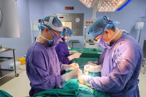 Các bác sĩ khuyến cáo, nam giới không nên e ngại khi gặp vấn đề về sinh lý. Ảnh: BVCC