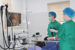 Các bác sĩ thăm khám cho bệnh nhân. Ảnh: Bệnh viện Việt Nam - Thụy Điển Uông Bí