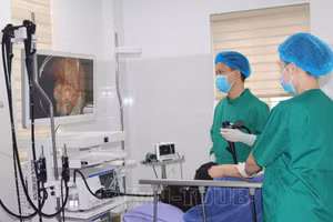 Các bác sĩ thăm khám cho bệnh nhân. Ảnh: Bệnh viện Việt Nam - Thụy Điển Uông Bí